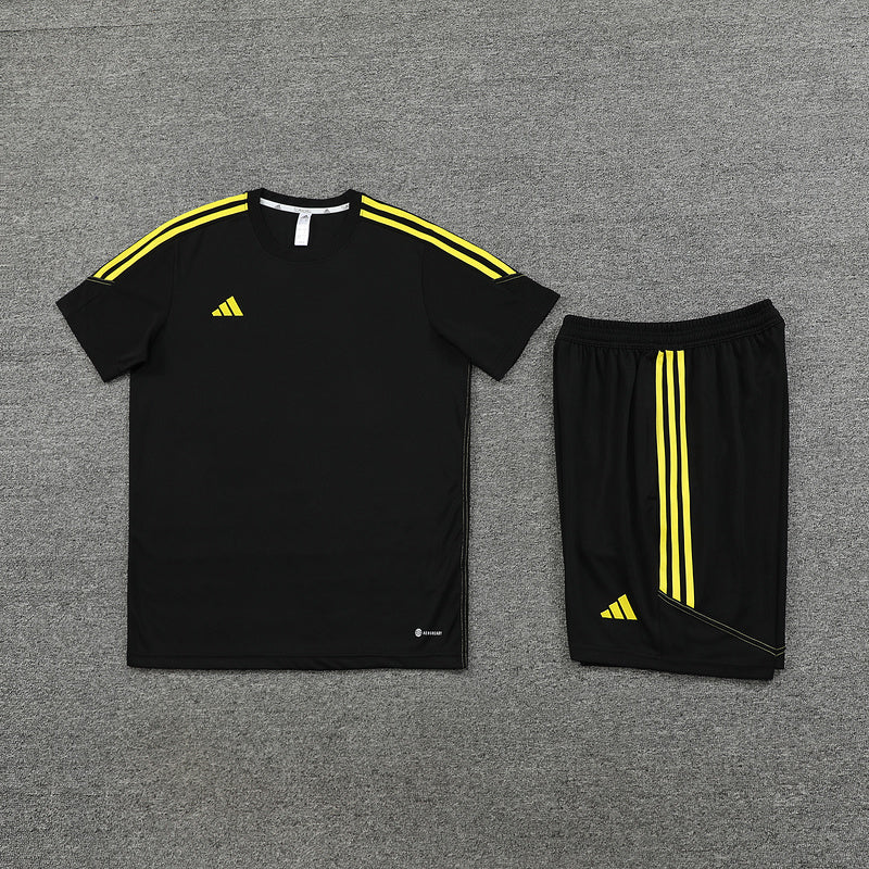 Conjunto de camiseta y pantalón corto Adidas