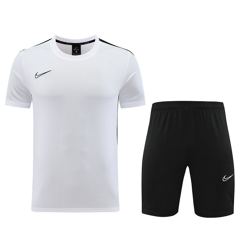 Conjunto de camiseta y pantalón corto Nike