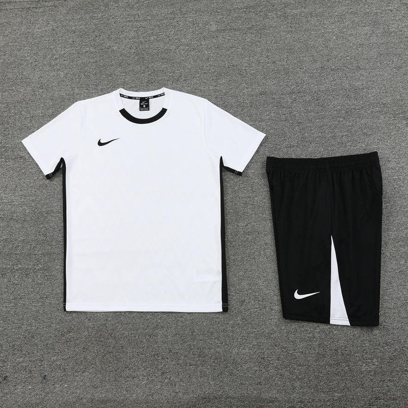 Conjunto de camiseta y pantalón corto Nike