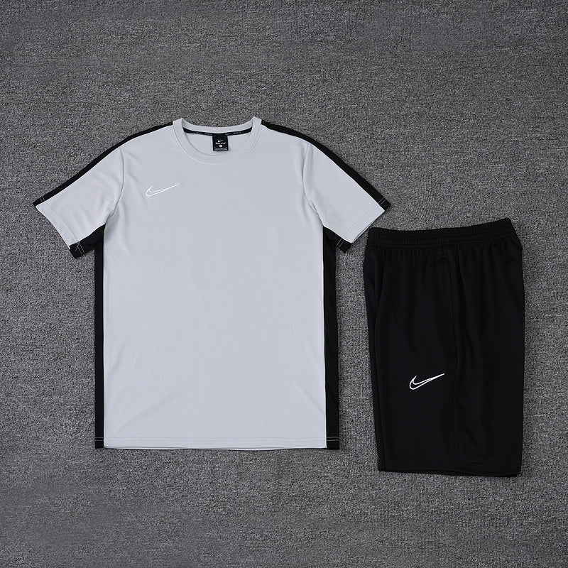 Conjunto de camiseta y pantalón corto Nike