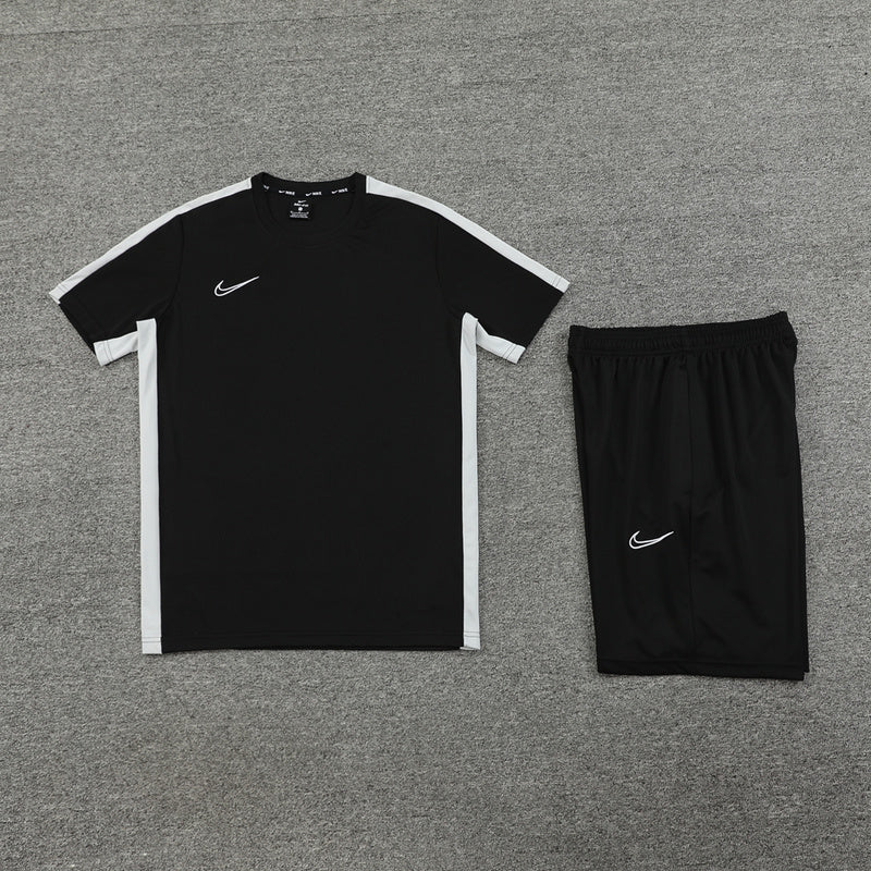 Conjunto de camiseta y pantalón corto Nike